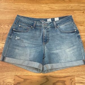 Mid-Rise Cuffed shorts
